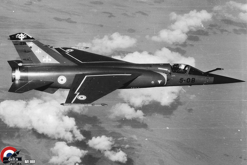 En 1975 la "5" monte en gamme avec le tout nouvel intercepteur de Dassault, le Mirage F1C. Elle sera la première à mettre en oeuvre la version F1C-200 ravitaillable en vol. En janvier 1980 un premier déploiement avec trois ravitaillements est réalisé à Djibouti. Ce Mirage F1C-200 du 2/5 pris en photo lors de cette opération est en lisse, configuration retenue par le chef de dispositif pour franchir les 5000 km entre Solenzara et le bord de la mer Rouge.